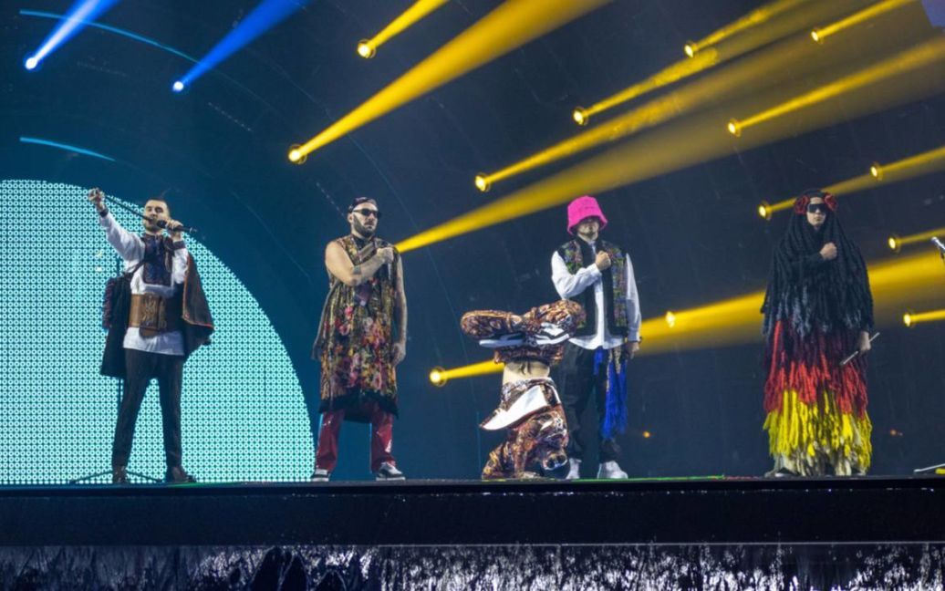 Нові костюми та рожева панамка: Kalush Orchestra провів першу репетицію номера для “Євробачення-2022” в Італії (ФОТО)