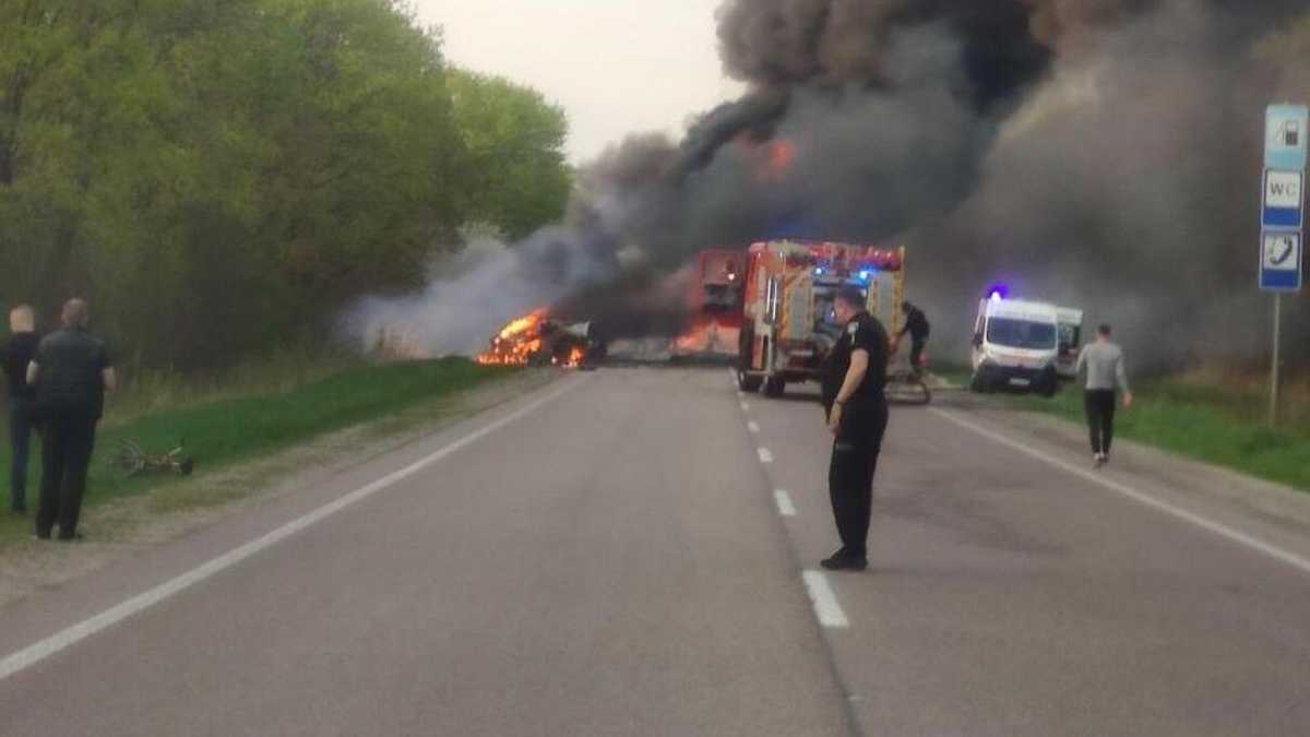 На Рівненщині зіткнулись автобус із пасажирами та бензовоз: 16 загиблих та десяток травмованих