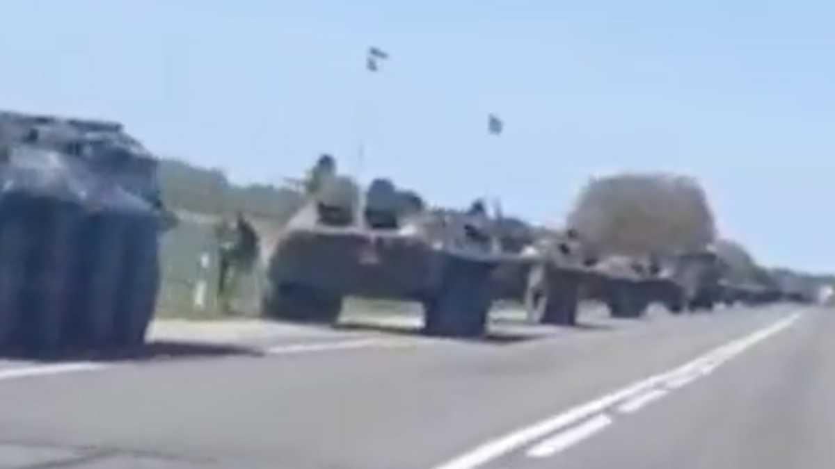У Білорусі помітили великі колони військової техніки, маркованої червоними квадратами