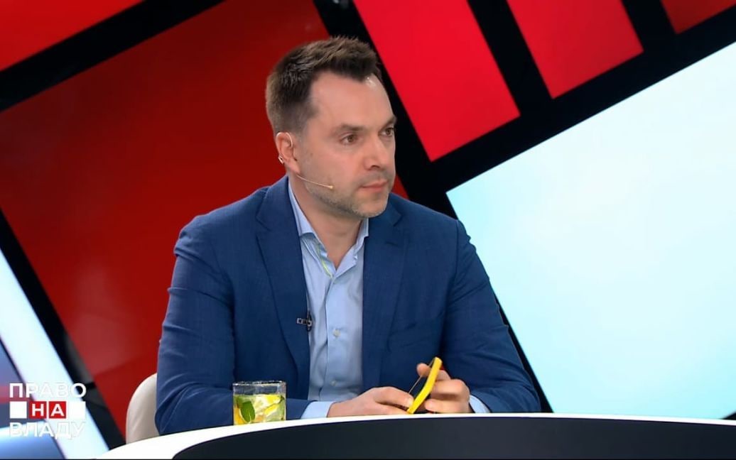Обмеження на виїзд за кордон чоловікам можуть послабити — Арестович