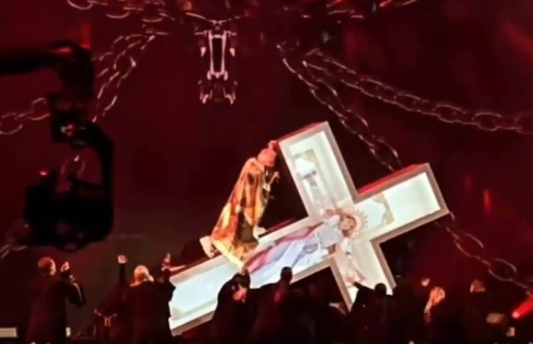Філіп Кіркоров на святкуванні свого ювілею, заліз на хрест, та затанцював на ньому під пісню “Марія Магдалена” (відео)
