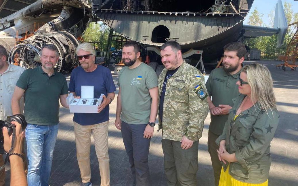 Мільярдер Річард Бренсон відвідав аеродром у Гостомелі та зацікавився його відновленням (фото)