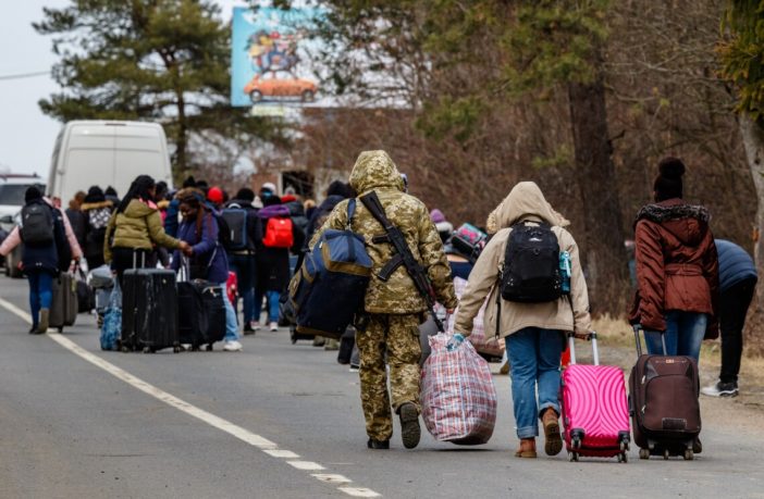 На Україну очікує друга хвиля еміграції: виїжджатимуть чоловіки та люди старшого віку — соціолог