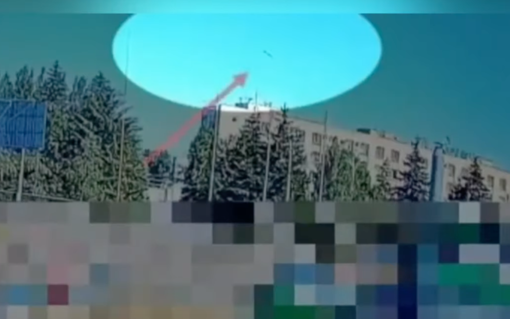 З’явилось відео моменту ракетних ударів по ТЦ у Кременчуці