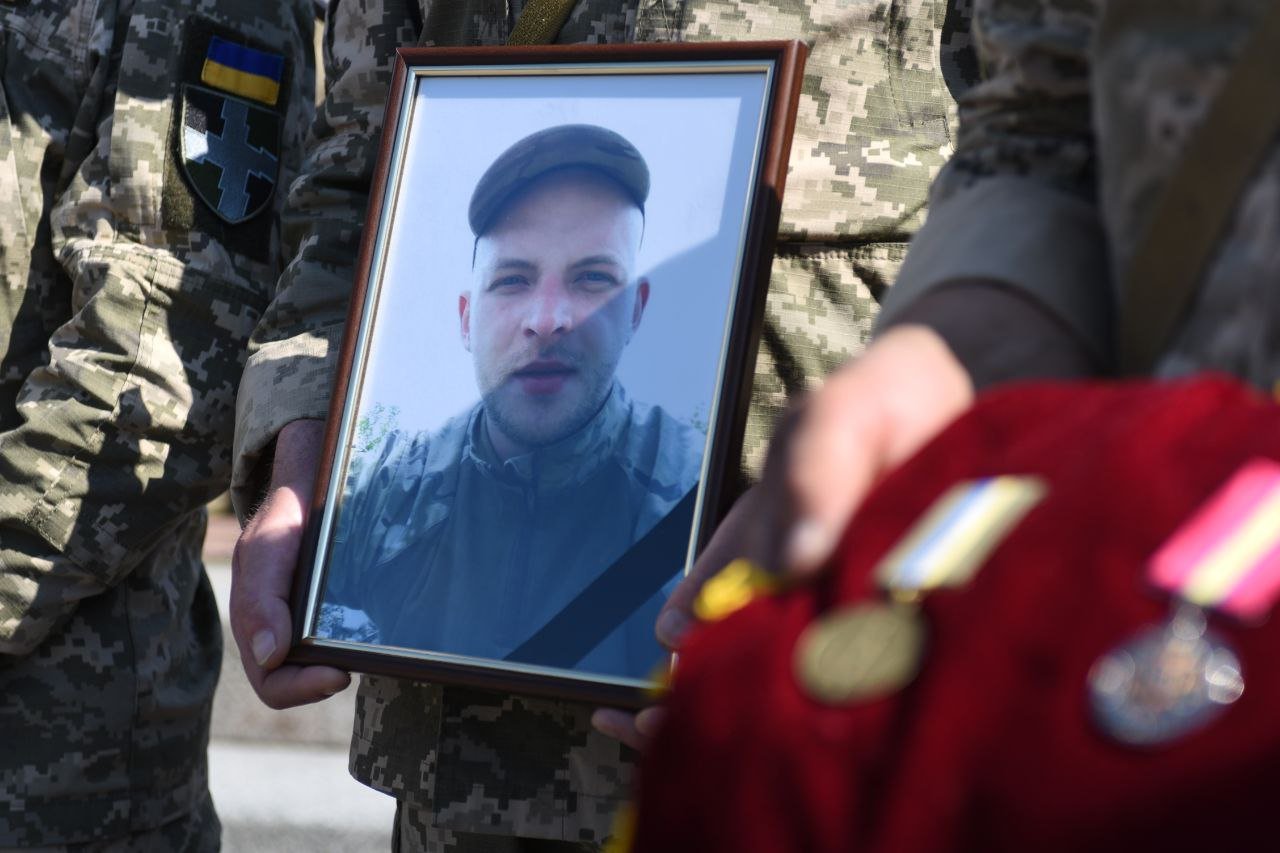 “Відчула, що сталася біда”: Рівне проведе в останню дорогу лейтенанта Дмитра Дзюбишина