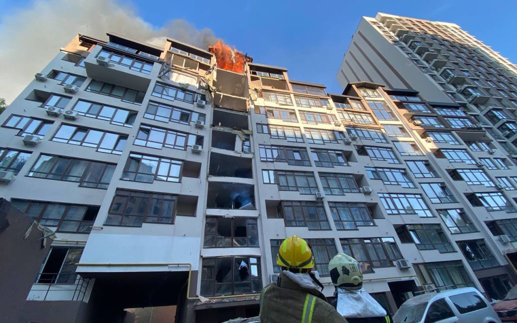 Під завалами 9-поверхівки в Києві, в яку влучила російська ракета, перебувають люди – Кличко