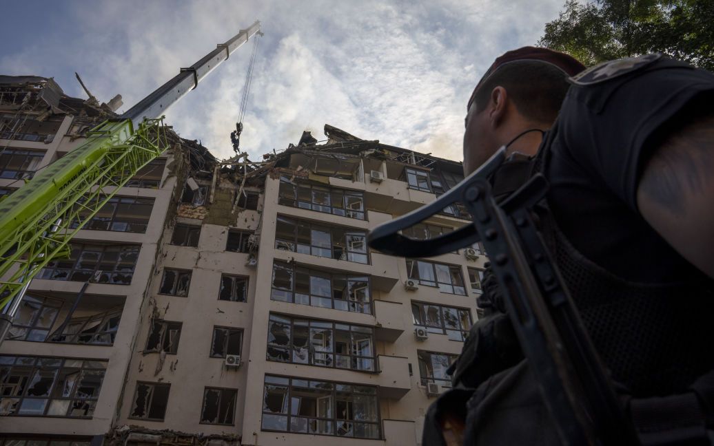 Втекли від війні із Сєвєродонецька і Ірпеня, а вона наздогнала їх у Києві: як рятували людей із зруйнованого ракетою будинку