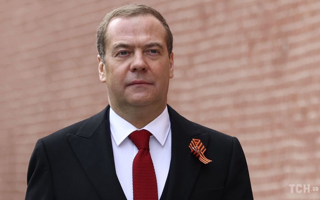 Вирішив піти на той світ, але не вдалося: що відомо про спробу суїциду путінської маріонетки — Медведєва