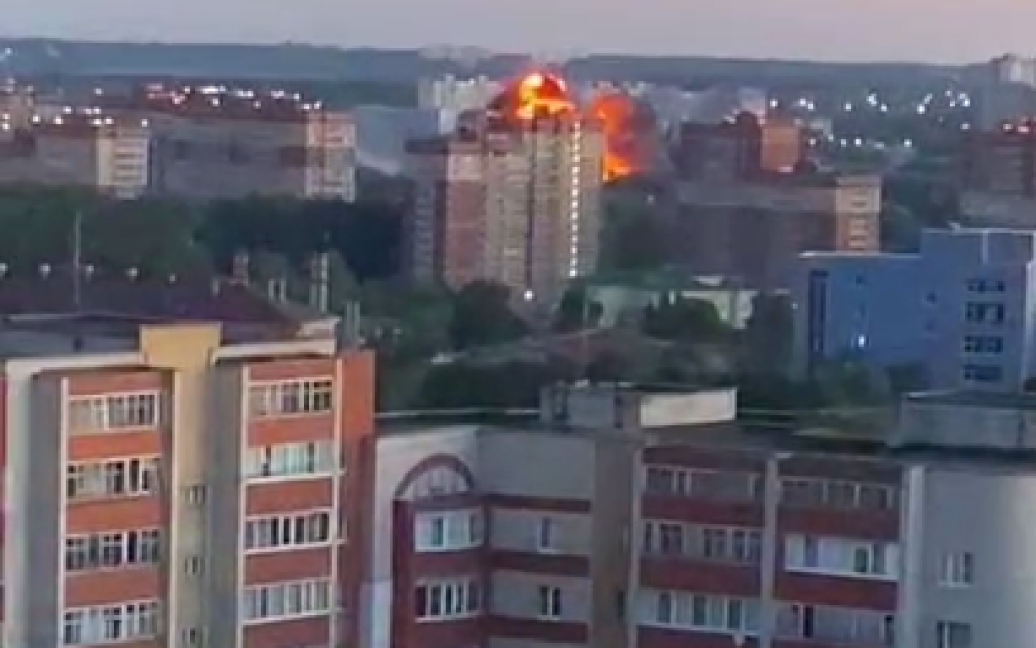 “Чому не в полі, с*ка!”: момент падіння військового літака в Росії потрапив на відео