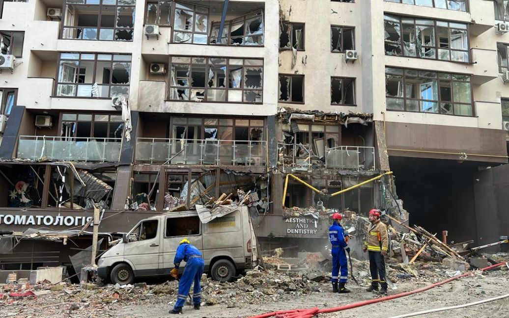 Зараз рятують її маму: з-під завалів обстріляного росіянами будинку в Києві дістали семирічну дівчинку (фото)