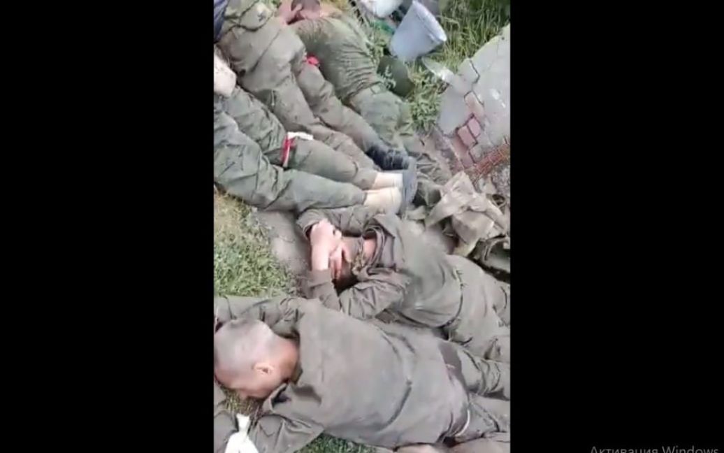 Медик ЗСУ “застукав” 8 окупантів за ганебним заняттям і взяв їх у полон (відео)