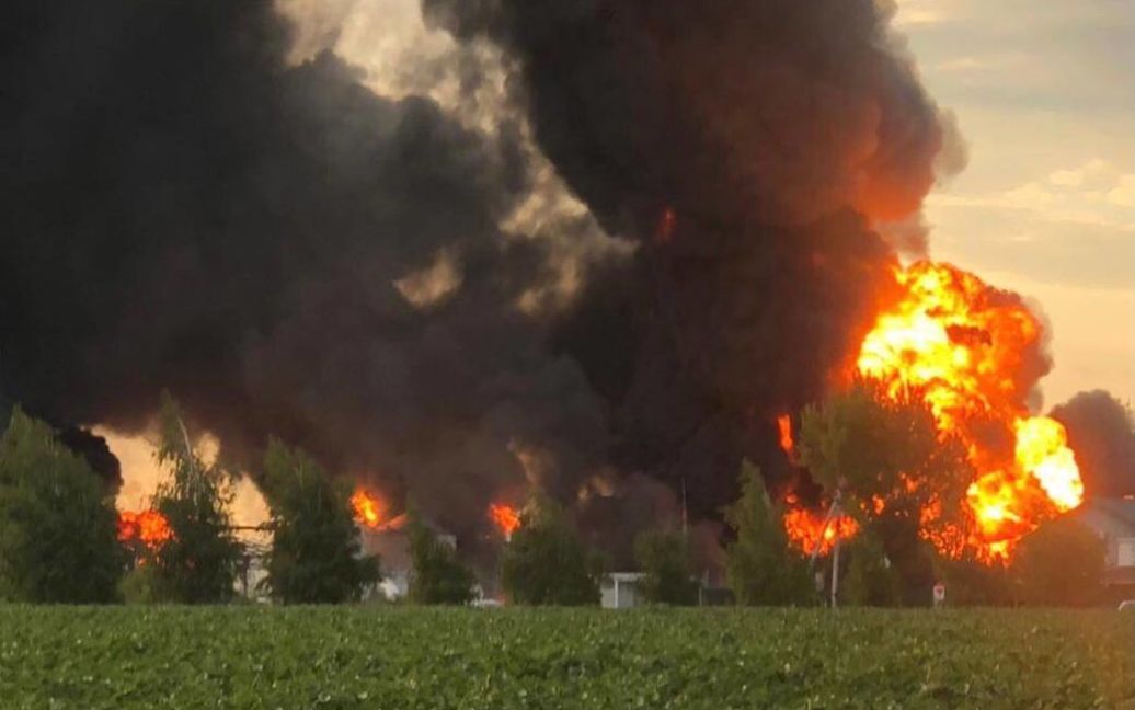 Під прицілом – Дніпропетровщина: росіяни ракетами розгатили нафтобазу, зруйнували будівлі, поранили людей
