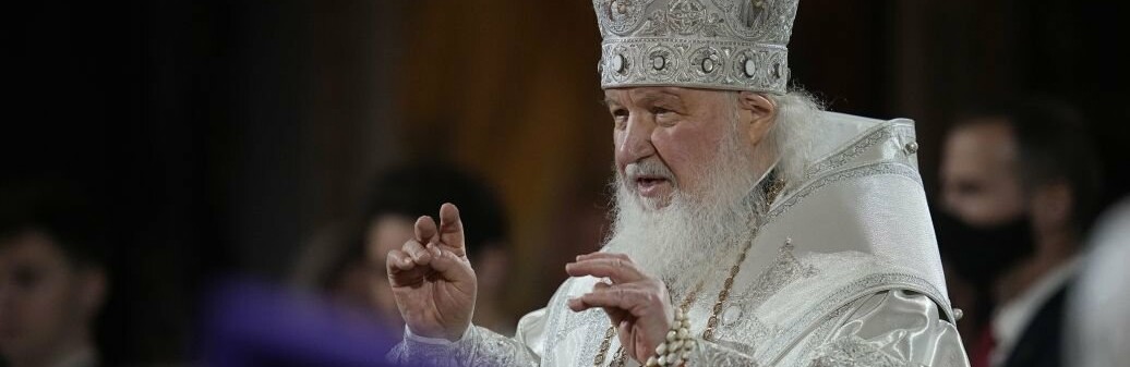 “Це знак?”: патріарх Кирил послизнувся та впав під час літургії (ВІДЕО)