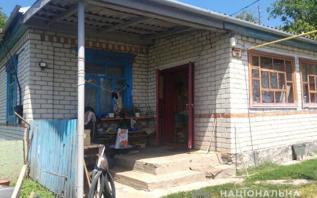 У Полтавській області чоловік жорстоко познущався з 80-річної родички: в неї рубані рани голови (фото)