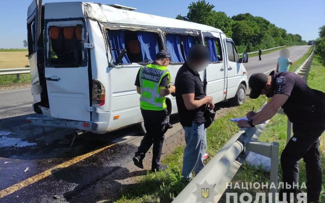 На Одещині перекинувся мікроавтобус з людьми: є постраждалі