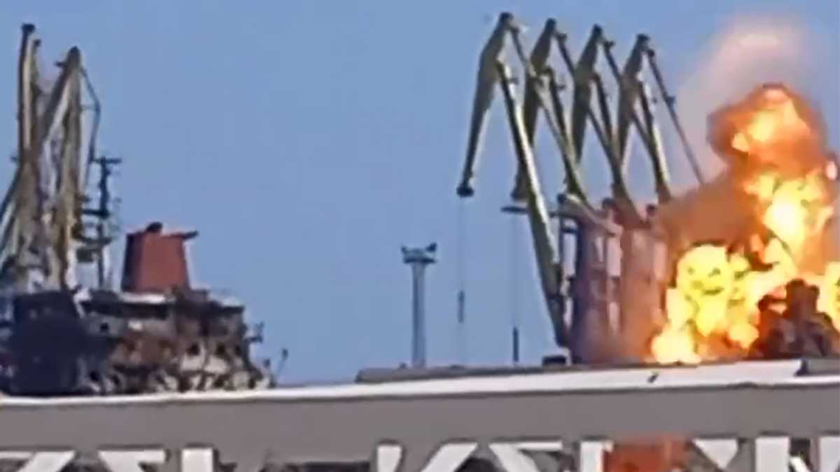 Вибух у порту окупованого Бердянська потрапив на відео: моторошні кадри