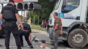 Водій електросамоката потрапив під колеса бетоновоза у Львові