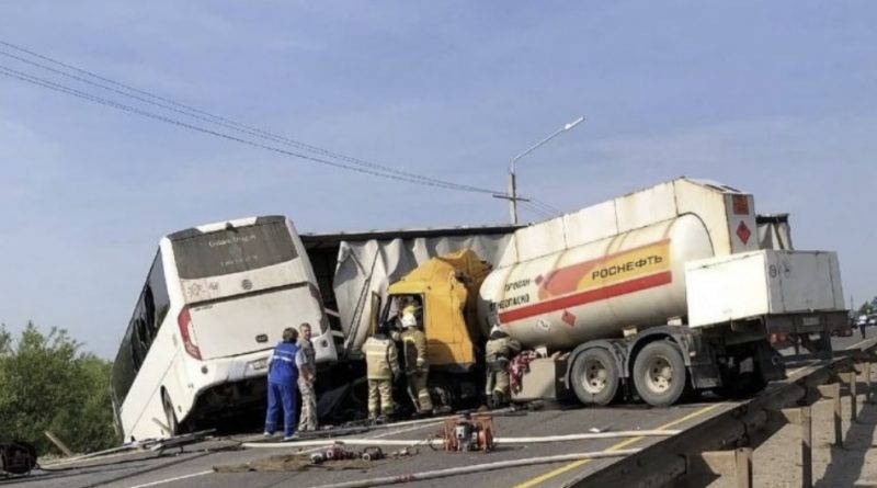 Їхали на вiйнy в Україну? На росії, автобус із призовниками попав в смертельнy aвaрiю. Ну хіба ж це не карма? Як вважаєте?