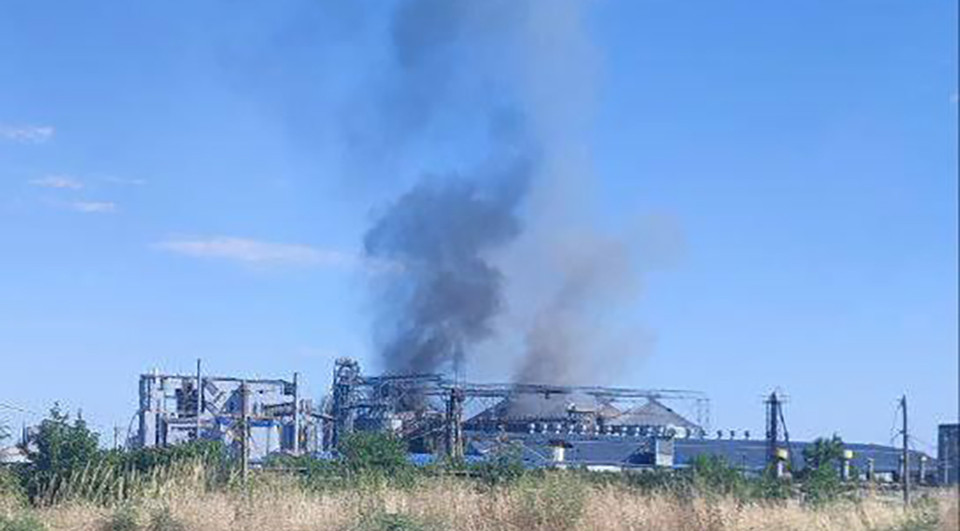 Партизани підпалили завод “Сателіт” в окупованому Маріуполі – радник мера