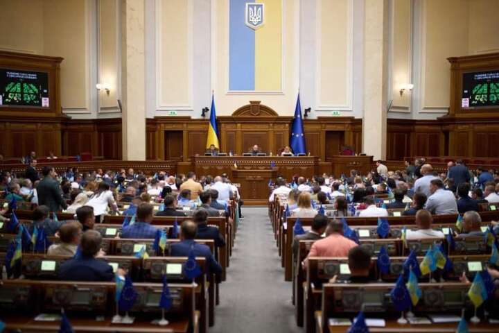 Депутати підвищили собі зарплату. Верховна Рада відреагувала на скандал