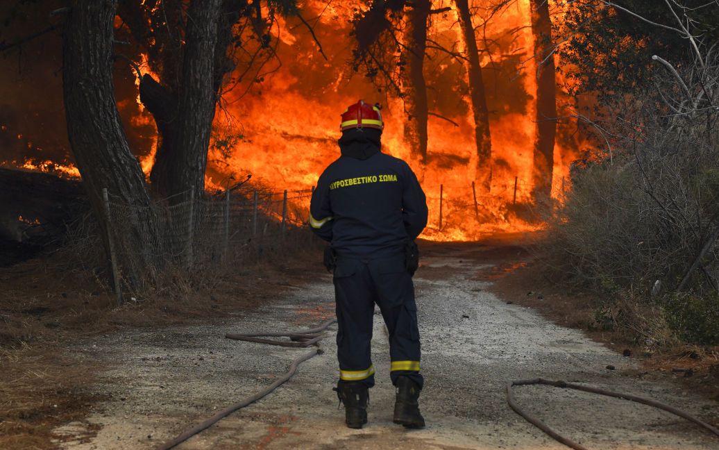 Із грецького острова Лесбос вивозять туристів та місцевих жителів, щоб врятувати їх від пекельного вогню: відео