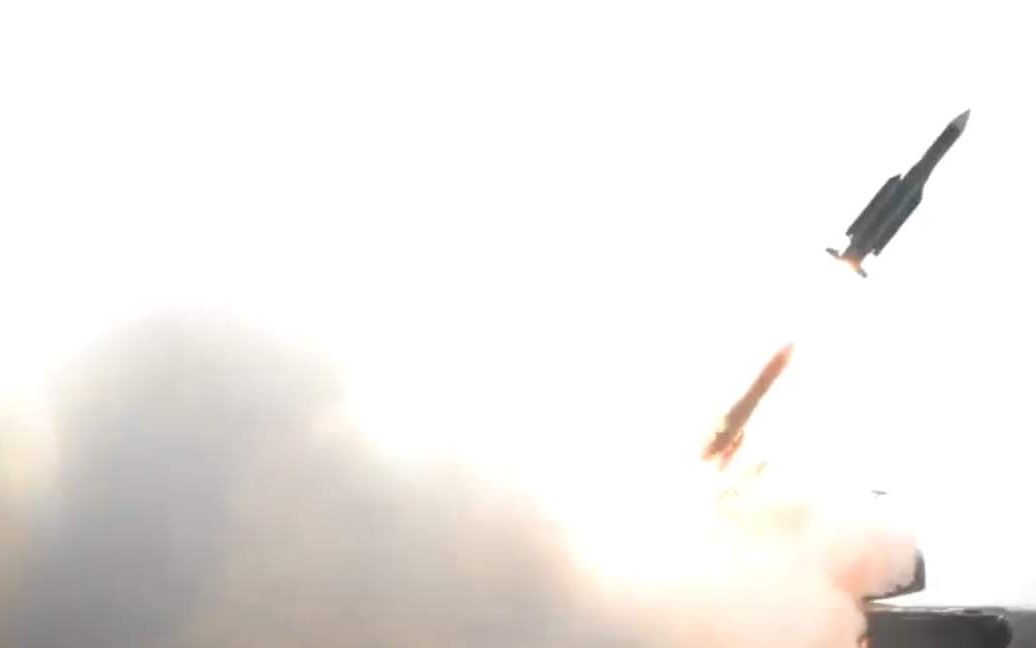 З’явилося відео з російською ракетою, збитою ППО в небі біля Білої Церкви