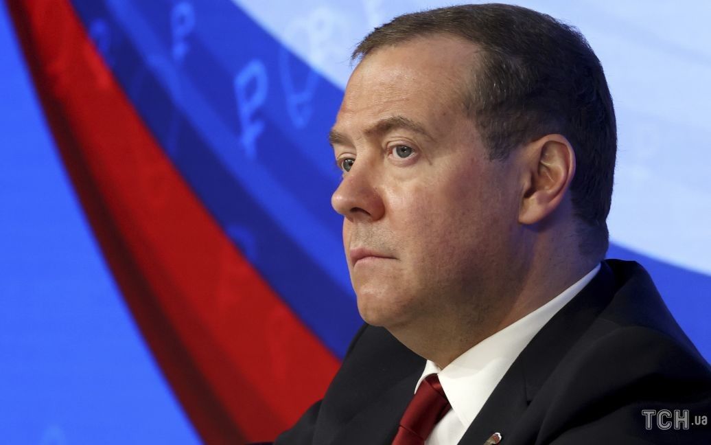 Однією ногою в божевільні: до маріонетки Путіна – Медведєва – приставили психіатра