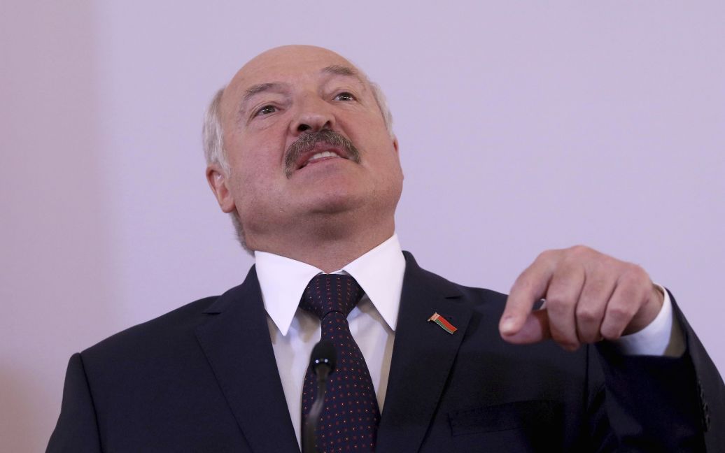“Вирізали у загиблих людей з трупів органи”: Лукашенко вигадав фейк про вбивство білорусів в Україні