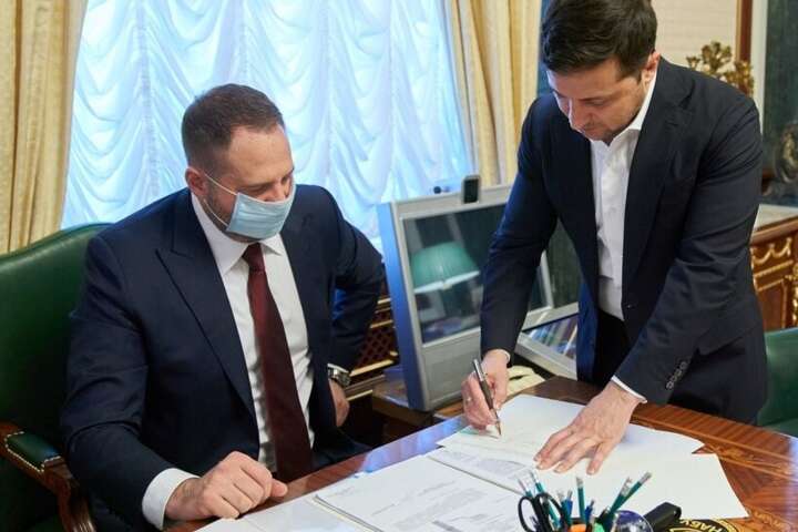 Дуже важко Україні, яка не знає, хто керує країною і відповідальний за поразки та перемоги