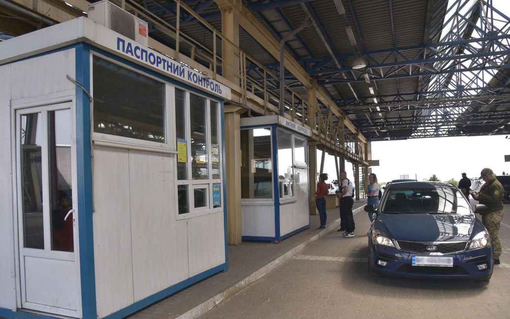 Хвиля міграції із України знову росте, як і небажання повертатись до країни під час війни