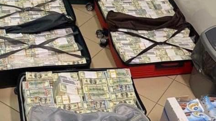 СБУ взялася за митників, які випустили за кордон дружину Котвіцького з мільйонами доларів у валізах