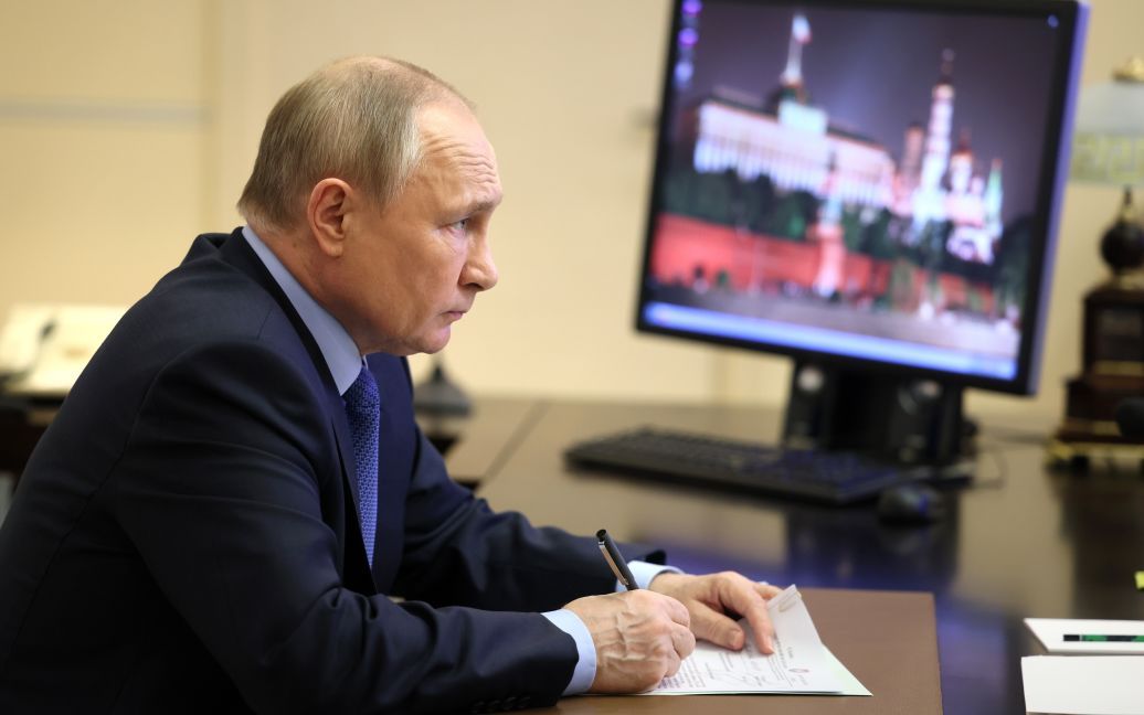 “Трохи застудився”: у Кремлі прокоментували дивну поведінку Путіна під час візиту до Ірану