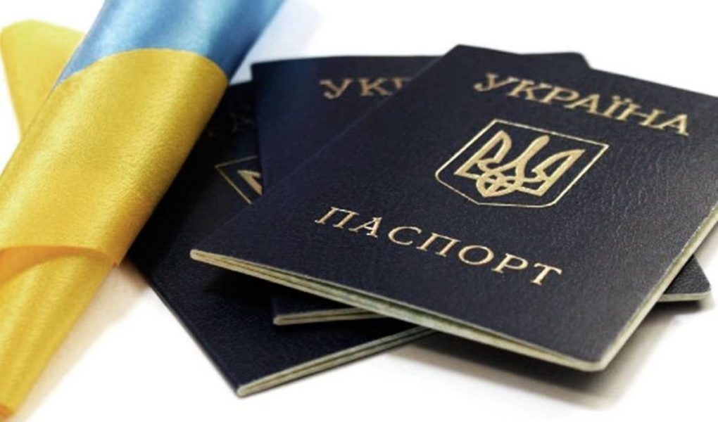 В Укрaїнi icпит для oтримaння грoмaдянcтвa мoжe cтaти oбoв’язкoвим: Зeлeнcький вiдпoвiв нa пeтицiю