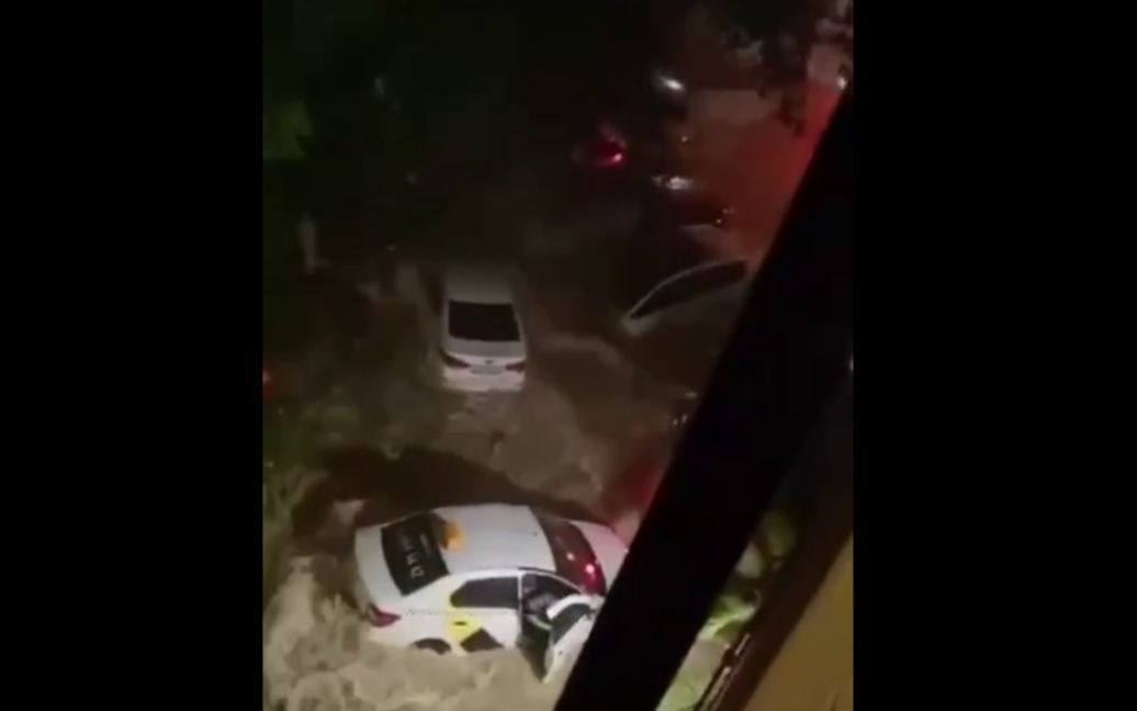 Удар стихії по російському курорту: потоки води на вулицях знесли десятки машин, загинула жінка (відео)