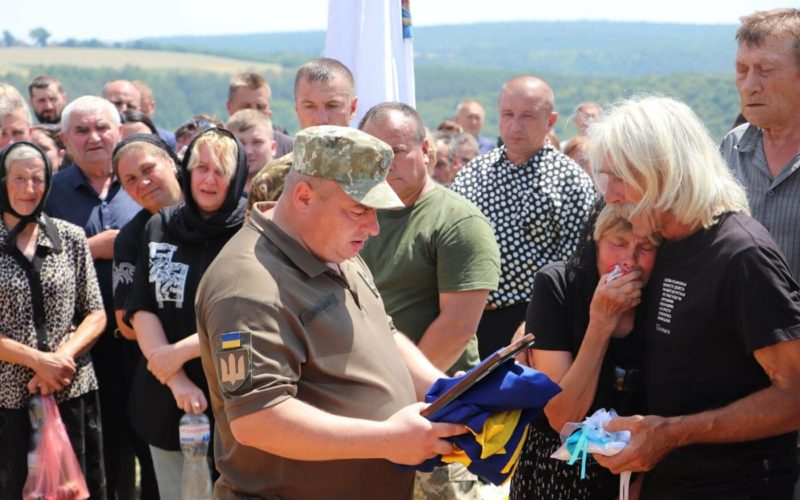 “Володів кількома іноземними мовами і навчався за кордоном”: на Тернопільщині попрощалися із загиблим Героєм (ФОТО)