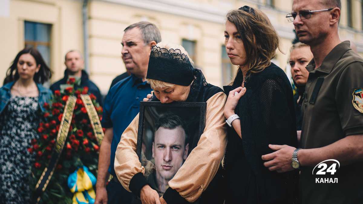 У Києві попрощалися з героєм Андрієм Верхоглядом: емоційний фоторепортаж 24 каналу