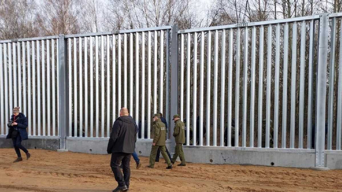 Польща завершила будівництво 5-метрового паркану на кордоні з Білоруссю