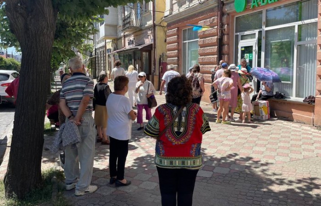 Під прикриттям виплат допомоги банки обманюють пенсіонерів і відкривають їм кредитки