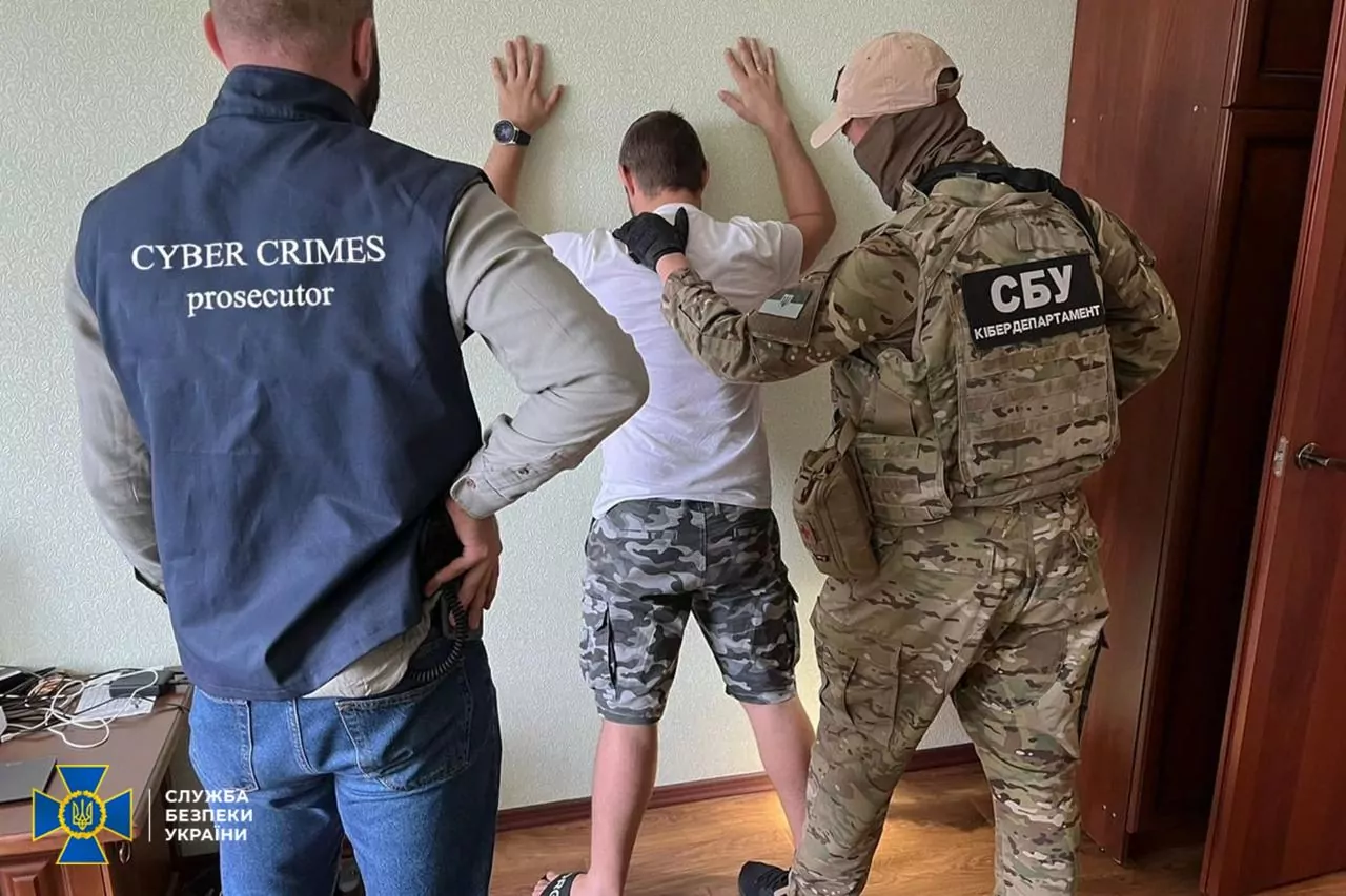Крав дані банків та продавав їх росіянам: СБУ затримала хакера