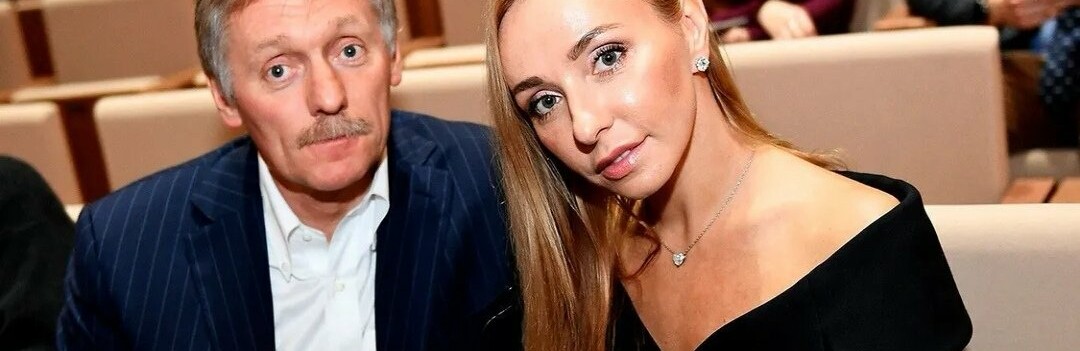 Дружина Пєскова взяла до рук зброю НАТО, щоб показати “вміння російської жінки”: в соцмережах вже іронізують (ФОТО)