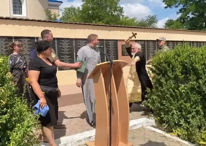 Під час похорону бійця священник Моспатріархату хрестом побив отця ПЦУ на Вінниччині (відео+фото)