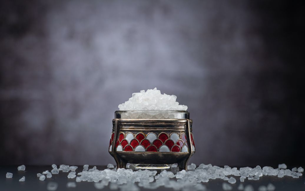 Чому варто додати сіль у воду для миття підлоги: корисний лайфгак