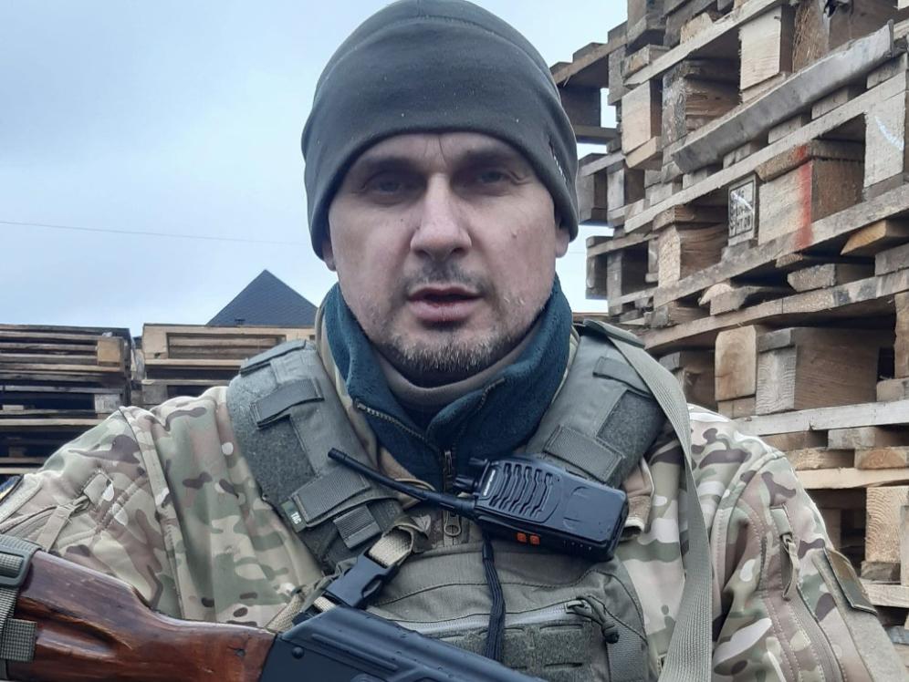 ОЛЕГ СЕНЦОВ РОЗПОВІВ ПРО ВТРАТИ ПОБРАТИМІВ ТА СИТУАЦІЮ НА ФРОНТІ: “АКТИВНА ФАЗА ДОБІГАЄ КІНЦЯ”