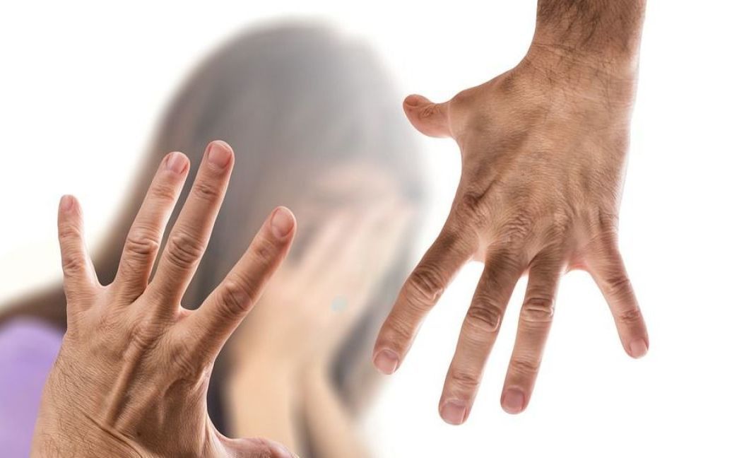 У Миколаївській області чоловік облив бензином та підпалив 21-річну дівчину