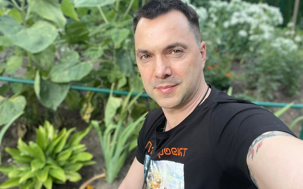 “Дідусь старенький, але йому ще не байдуже”: Арестович святкує день народження