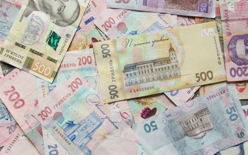 В Україні помітили банкноти з отворами: у Нацбанку повідомили, що вони недійсні