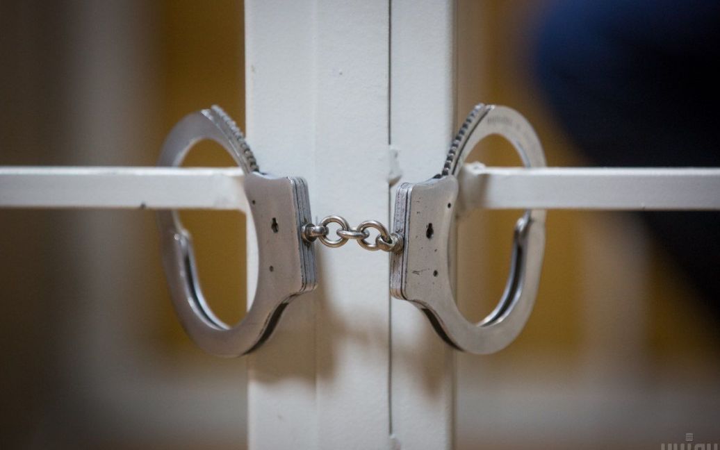 На Хмельниччині двоє колишніх в’язнів катували чоловіка розпеченою праскою