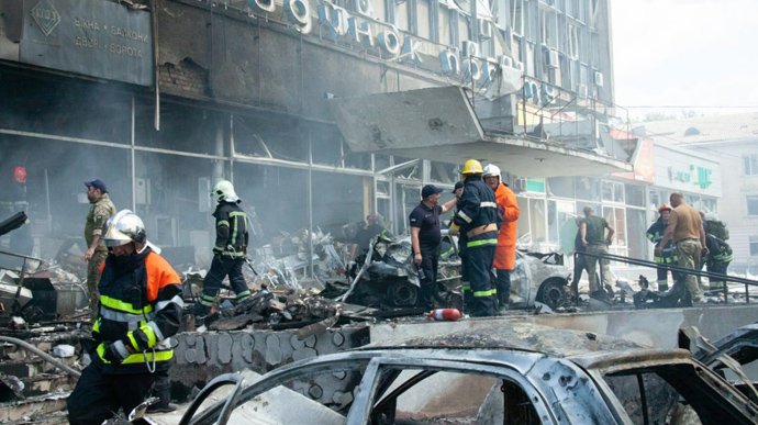 Російський агресор за 5 місяців повномасштабного вторгнення в Україну атакував цивільні об’єкти в 60 разів частіше, ніж військові.