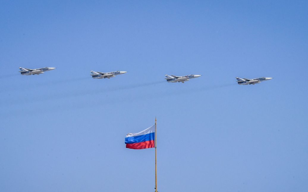 Винищувачі і бомбардувальники: супутникові фото показали, що було на аеродромі в Криму до вибухів