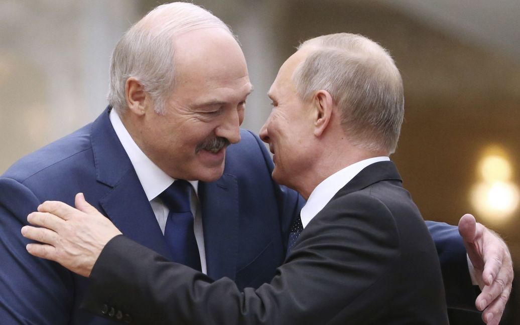 Лукашенко, який дозволив Путіну бомбити Україну, побажав українцям “мирного неба”